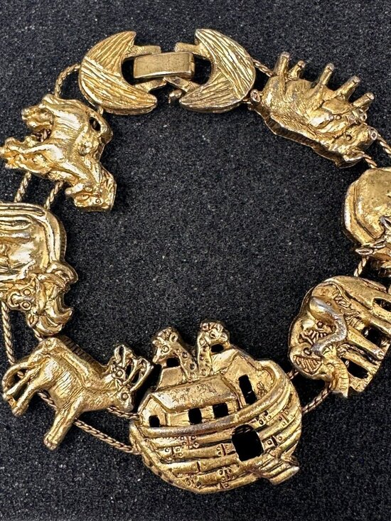 Bergdorf Goodman Jewelry - Vintage Noah Arks Bracelet Gold Tone Sliding Charms Bergdorf Goodman 7.25"